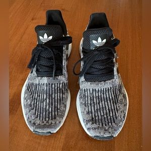 Men’s Adidas Swift Run 22 Sneaker, size 8.5 (EUR 42). Excellent condition.